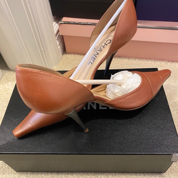 Authentic Vintage Classic Chanel Pumps - Picture 2 of 5